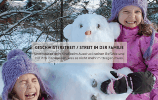 Foto zweier Mädchen, die einen Schneemann gebaut haben