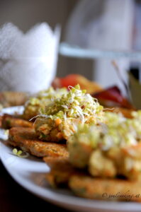Karottenpuffer mit Apfelhumus humus buchweizen dinkel sprossen karotten puffer rosen mittagessen