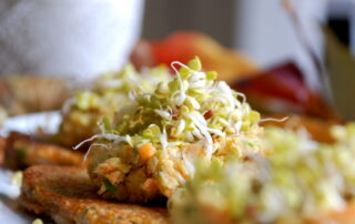 Karottenpuffer mit Apfelhumus humus buchweizen dinkel sprossen karotten puffer rosen mittagessen