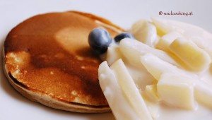 Dinkelblinis mit Heidelbeeren und Birnen