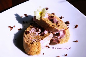 Dinkelroulade mit Schafjogurt und Himbeermarmelade