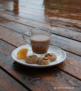 Mandelkekse mit Orangenmarmelade und Gewürzkakao (mit Reismilch)