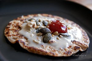 Pancakes mit Bananencreme und gerösteten Nüssen