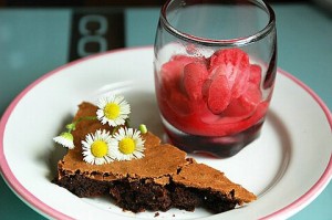 schokotorte mit himbeereis