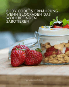 Ein Dessert im Weckglas mit Erdbeeren und Joghurt auf einem Holzbrett, im Hintergrund der Text: BODY CODE & ERNÄHRUNG WENN BLOCKADEN DAS WOHLBEFINDEN SABOTIEREN. www.soulcooking.at